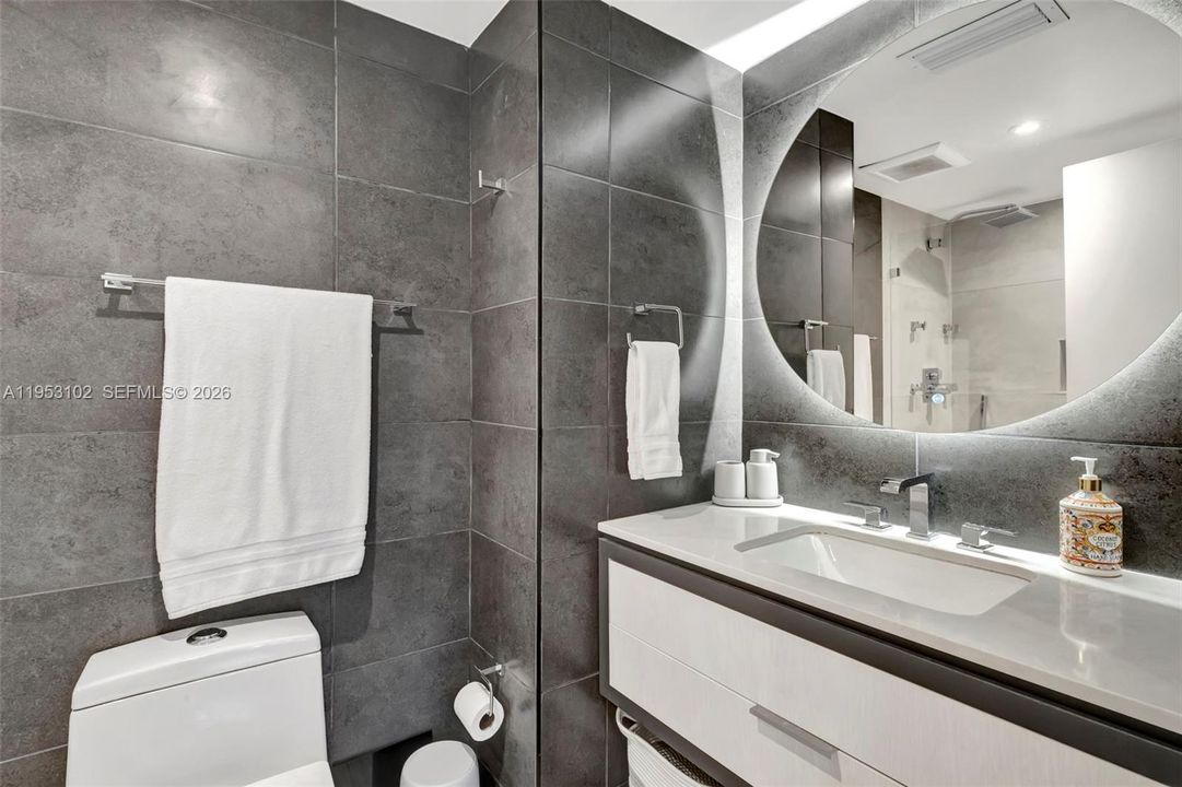 For Sale: $3,100,000 (2 beds, 2 baths, 1640 Square Feet)