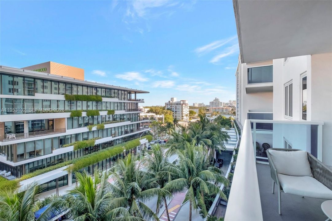 For Sale: $3,100,000 (2 beds, 2 baths, 1640 Square Feet)