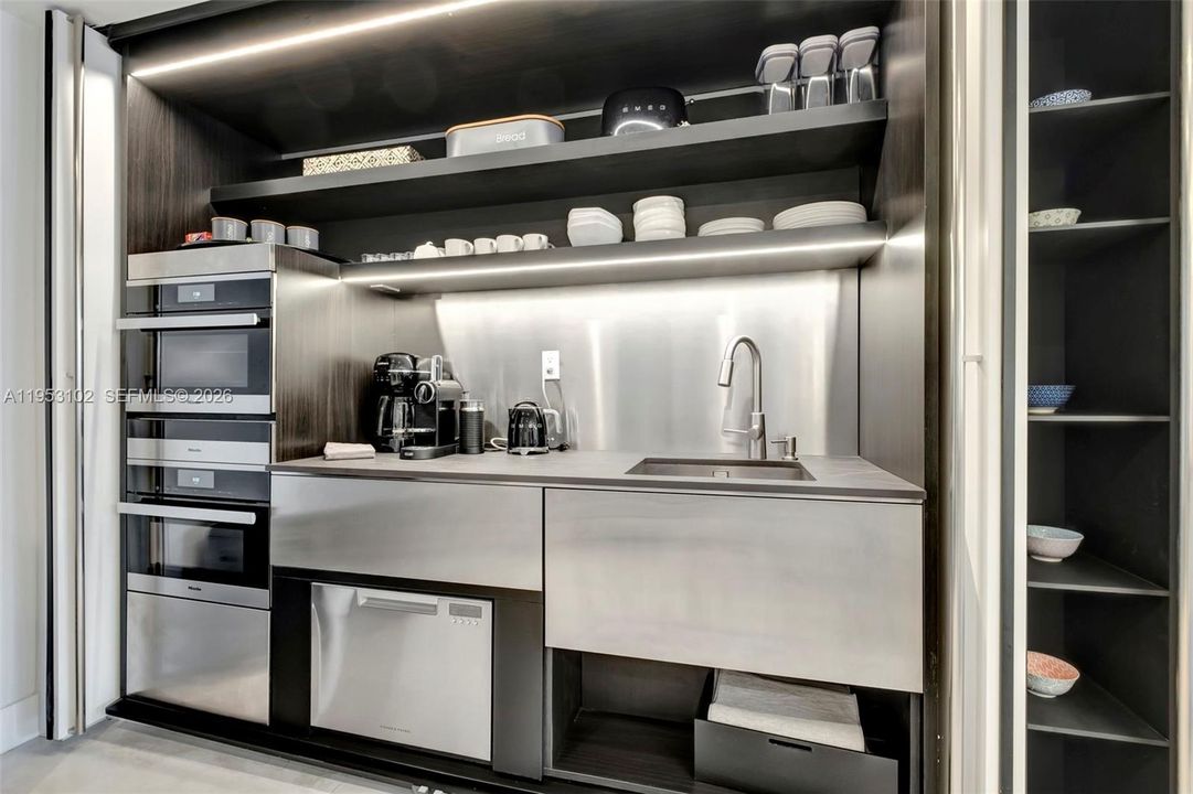 For Sale: $3,100,000 (2 beds, 2 baths, 1640 Square Feet)