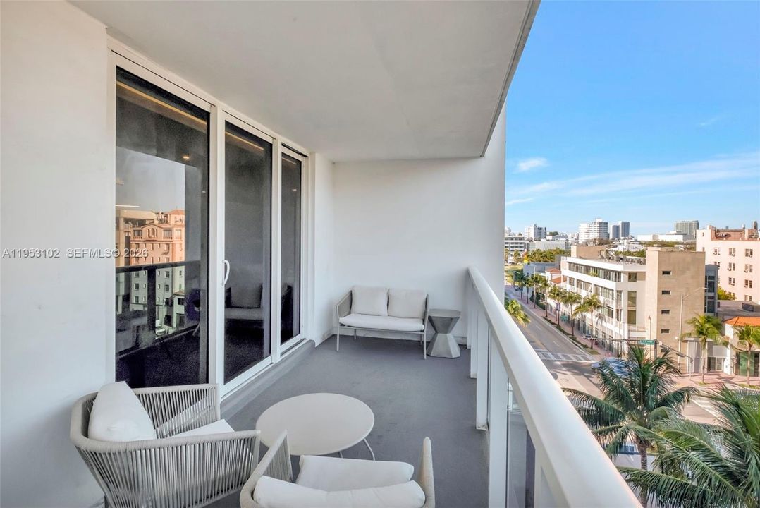For Sale: $3,100,000 (2 beds, 2 baths, 1640 Square Feet)