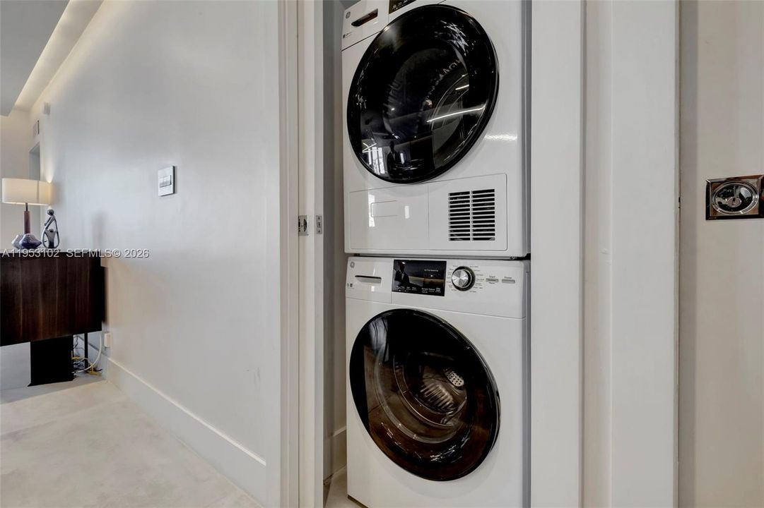 For Sale: $3,100,000 (2 beds, 2 baths, 1640 Square Feet)