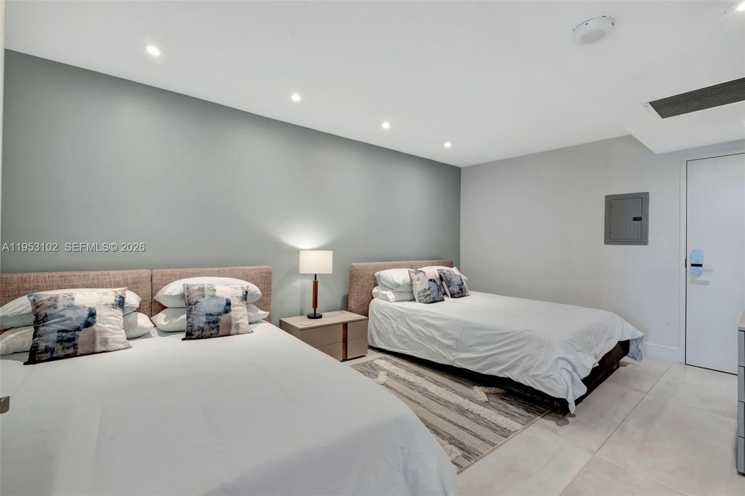 For Sale: $3,100,000 (2 beds, 2 baths, 1640 Square Feet)