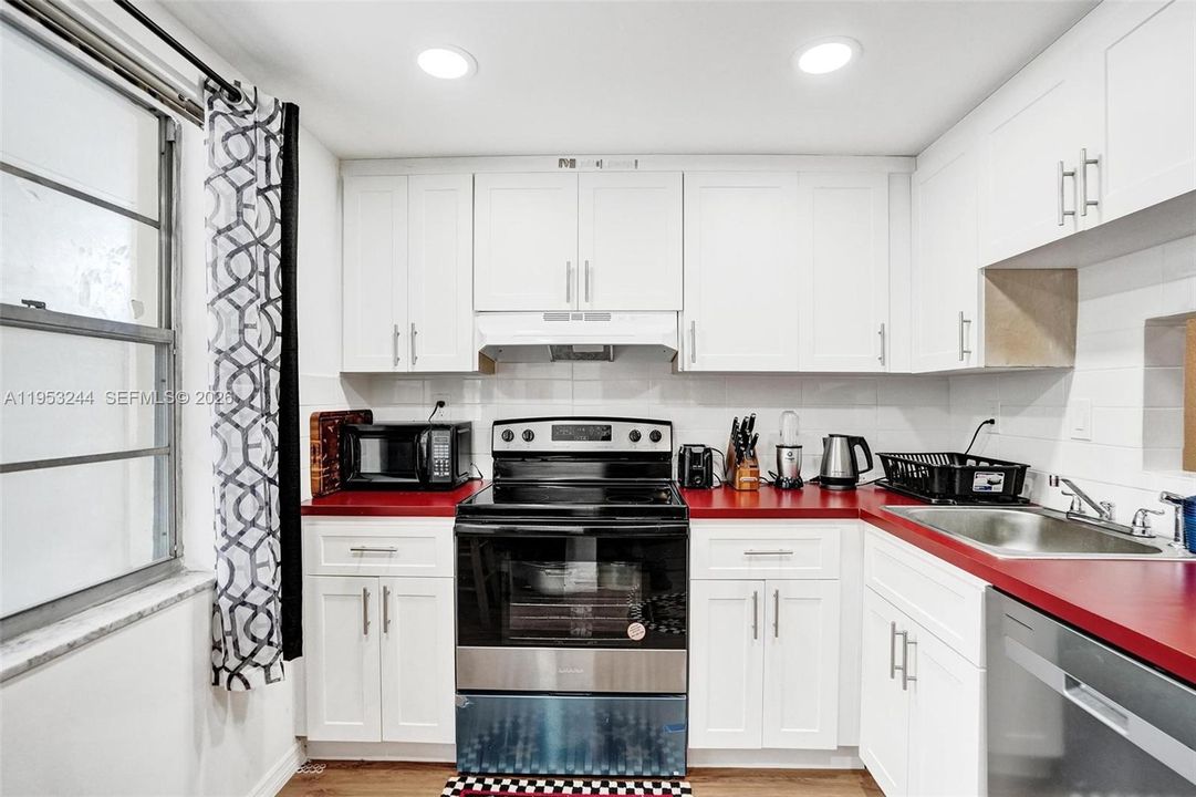 Active With Contract: $75,000 (1 beds, 1 baths, 705 Square Feet)