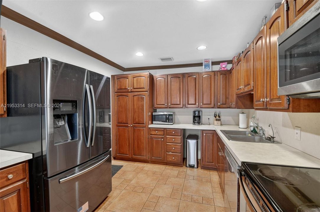 En Venta: $575,000 (4 camas, 3 baños, 2084 Pies cuadrados)