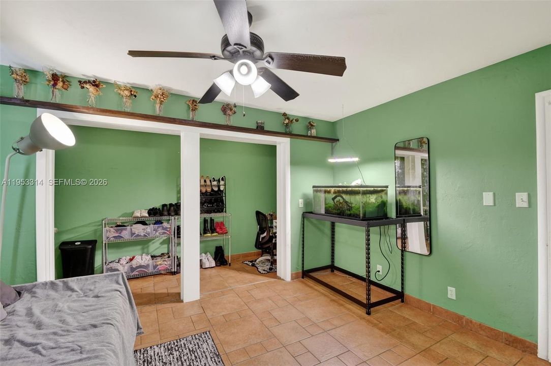 En Venta: $575,000 (4 camas, 3 baños, 2084 Pies cuadrados)