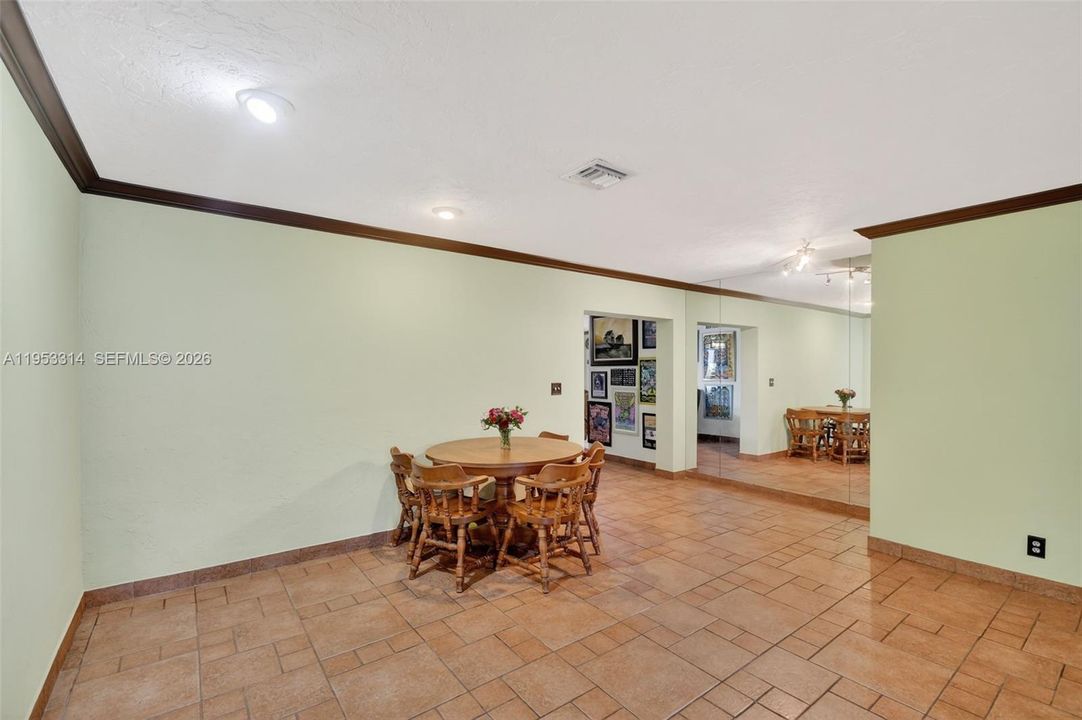 En Venta: $575,000 (4 camas, 3 baños, 2084 Pies cuadrados)