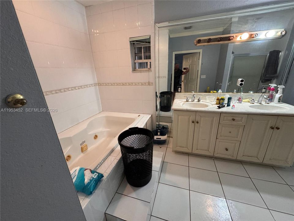 Под контрактом: $349,000 (4 спален, 2 ванн, 2172 Квадратных фут)