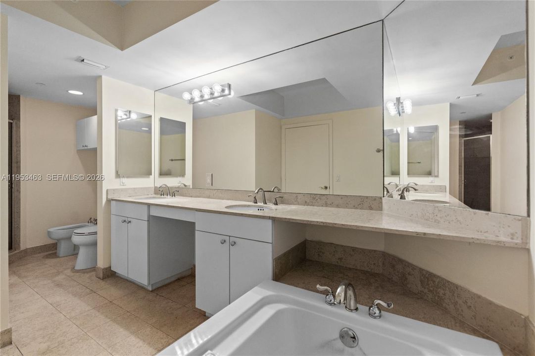 For Sale: $1,189,000 (2 beds, 2 baths, 1380 Square Feet)