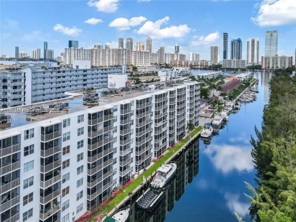 For Sale: $170,000 (1 beds, 1 baths, 865 Square Feet)
