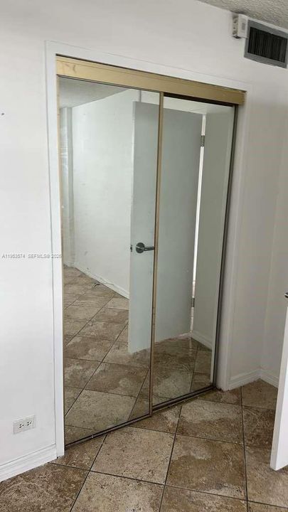 For Sale: $170,000 (1 beds, 1 baths, 865 Square Feet)