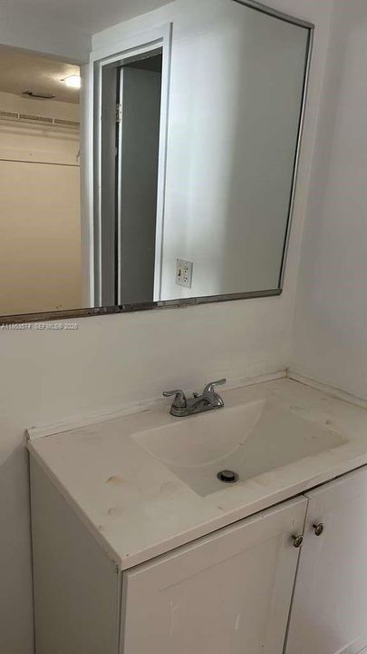 For Sale: $170,000 (1 beds, 1 baths, 865 Square Feet)