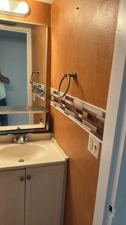 For Sale: $170,000 (1 beds, 1 baths, 865 Square Feet)