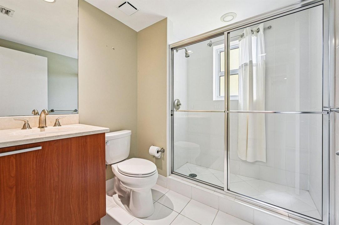 23-web-or-mls-Lake Shore Dr 1006-0406-02