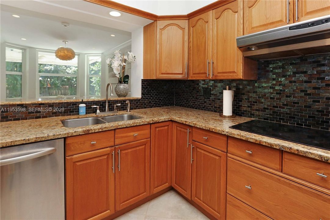 Activo con contrato: $1,149,000 (3 camas, 3 baños, 1915 Pies cuadrados)