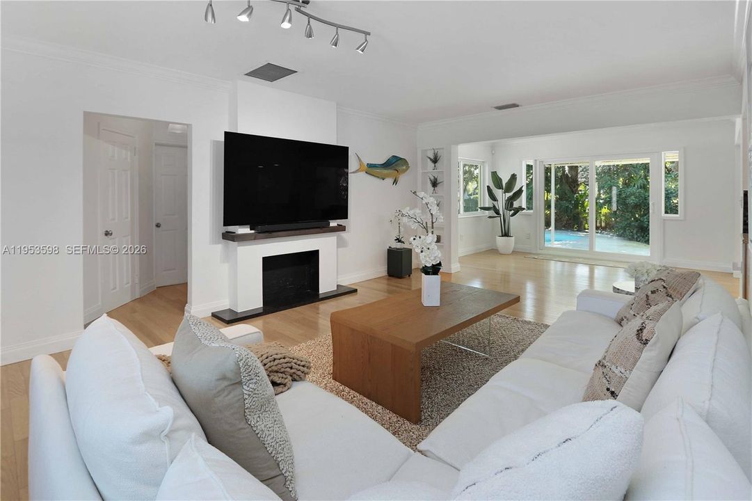 Activo con contrato: $1,149,000 (3 camas, 3 baños, 1915 Pies cuadrados)