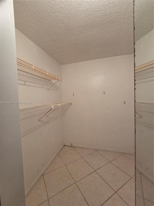 На продажу: $149,000 (2 спален, 2 ванн, 1291 Квадратных фут)