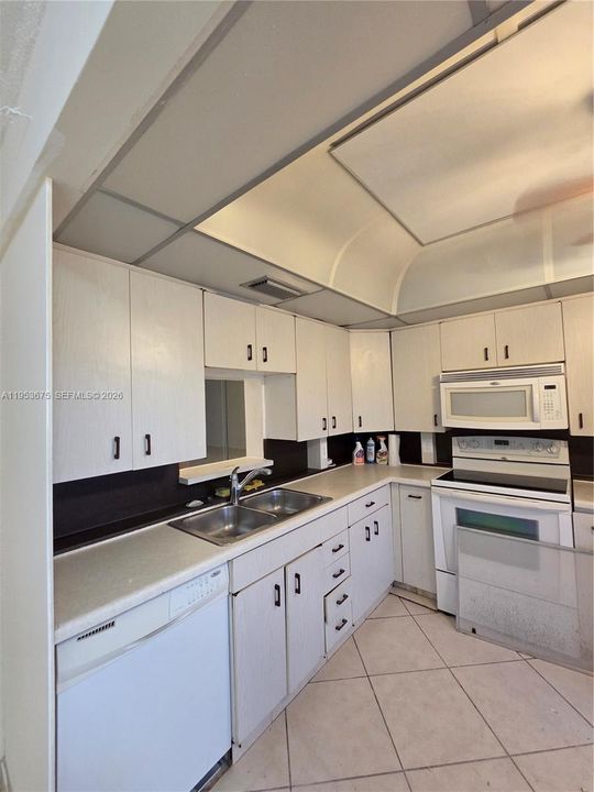 На продажу: $149,000 (2 спален, 2 ванн, 1291 Квадратных фут)