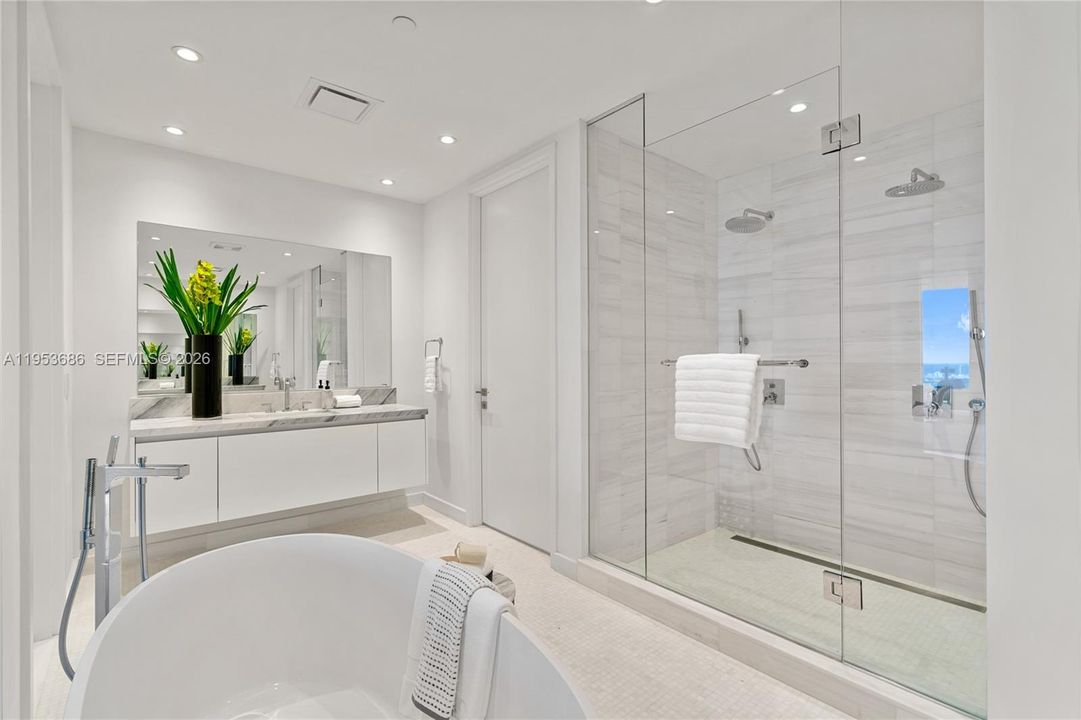 Activo con contrato: $4,450,000 (4 camas, 6 baños, 3796 Pies cuadrados)