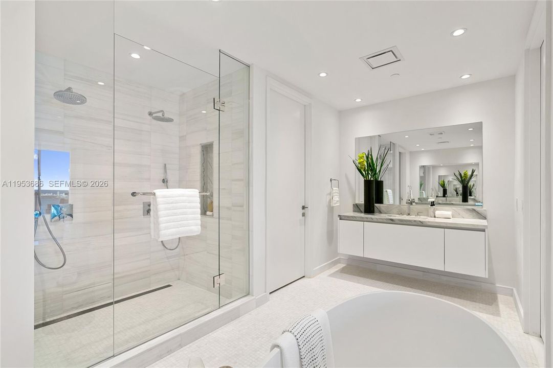 Activo con contrato: $4,450,000 (4 camas, 6 baños, 3796 Pies cuadrados)