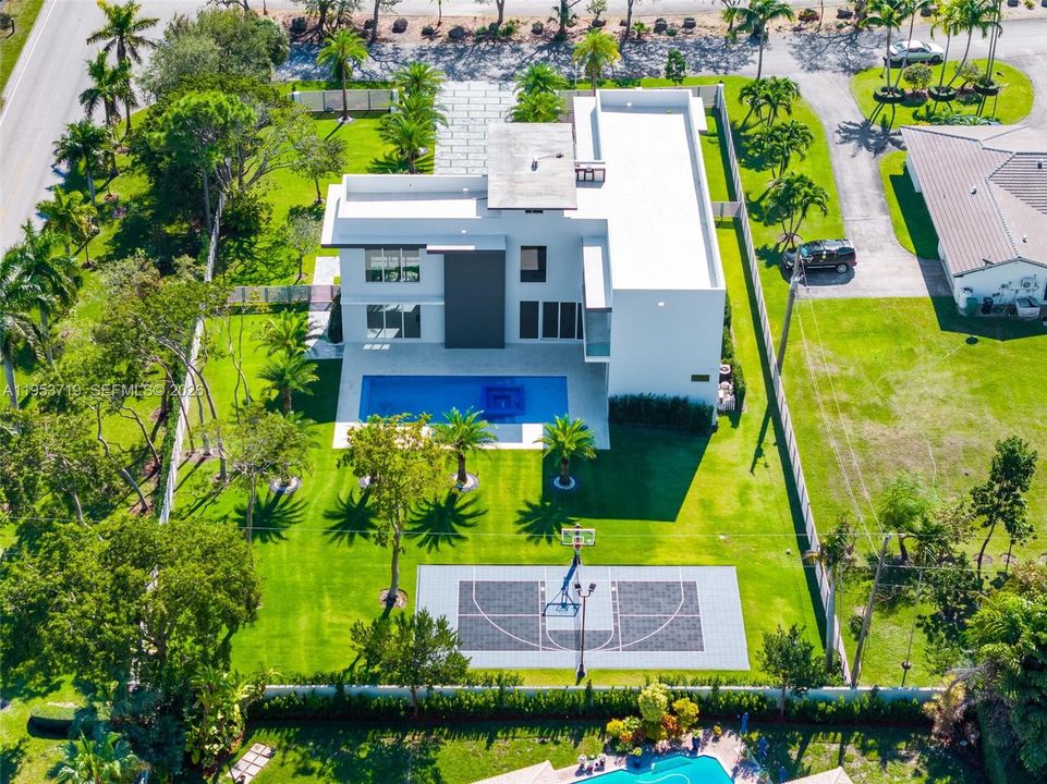 На продажу: $3,990,000 (5 спален, 5 ванн, 6414 Квадратных фут)