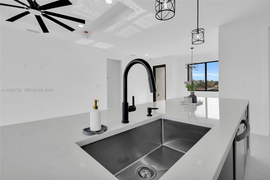 Activo con contrato: $320,000 (3 camas, 2 baños, 1375 Pies cuadrados)