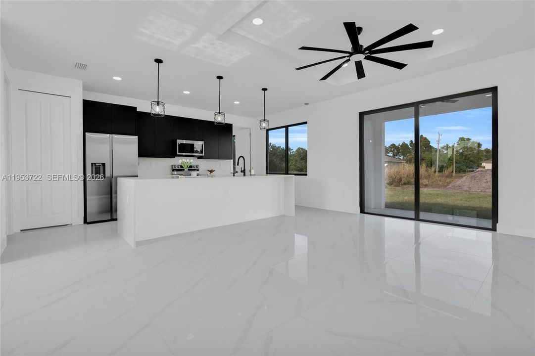 Activo con contrato: $320,000 (3 camas, 2 baños, 1375 Pies cuadrados)