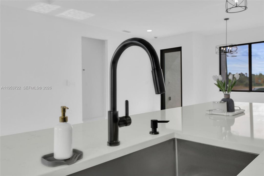 Activo con contrato: $320,000 (3 camas, 2 baños, 1375 Pies cuadrados)