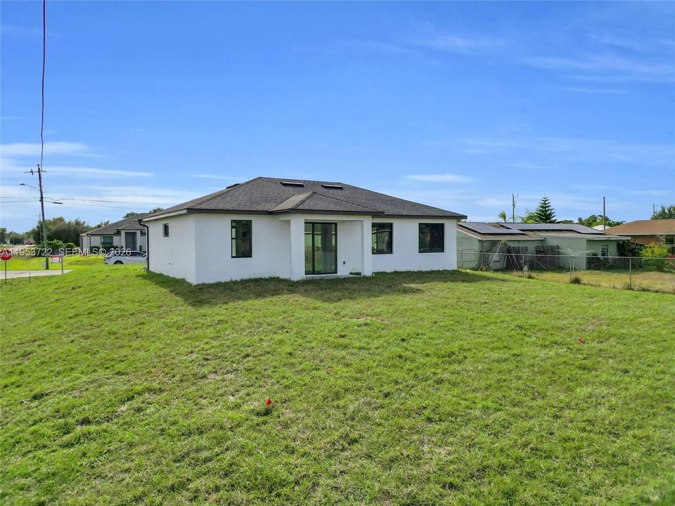 Activo con contrato: $320,000 (3 camas, 2 baños, 1375 Pies cuadrados)