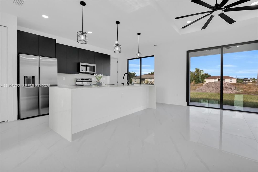 Activo con contrato: $320,000 (3 camas, 2 baños, 1375 Pies cuadrados)
