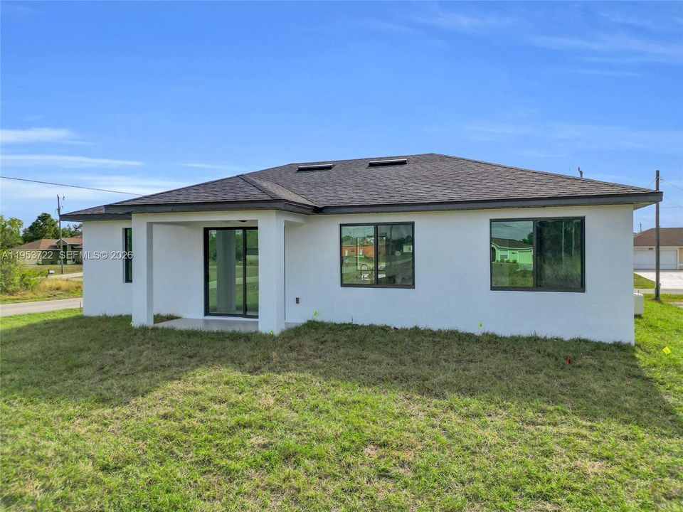 Activo con contrato: $320,000 (3 camas, 2 baños, 1375 Pies cuadrados)
