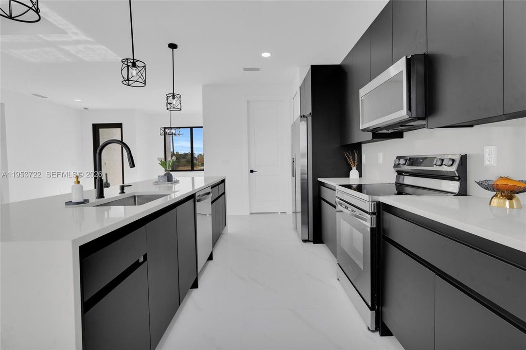 Activo con contrato: $320,000 (3 camas, 2 baños, 1375 Pies cuadrados)