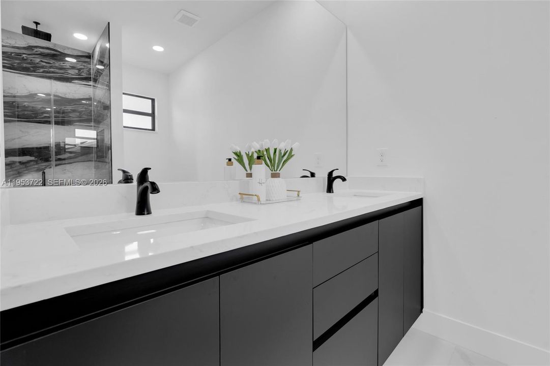 Activo con contrato: $320,000 (3 camas, 2 baños, 1375 Pies cuadrados)