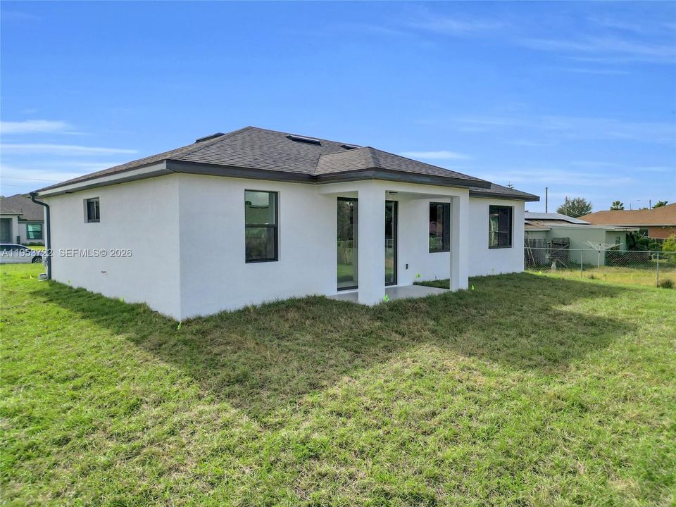 Activo con contrato: $320,000 (3 camas, 2 baños, 1375 Pies cuadrados)