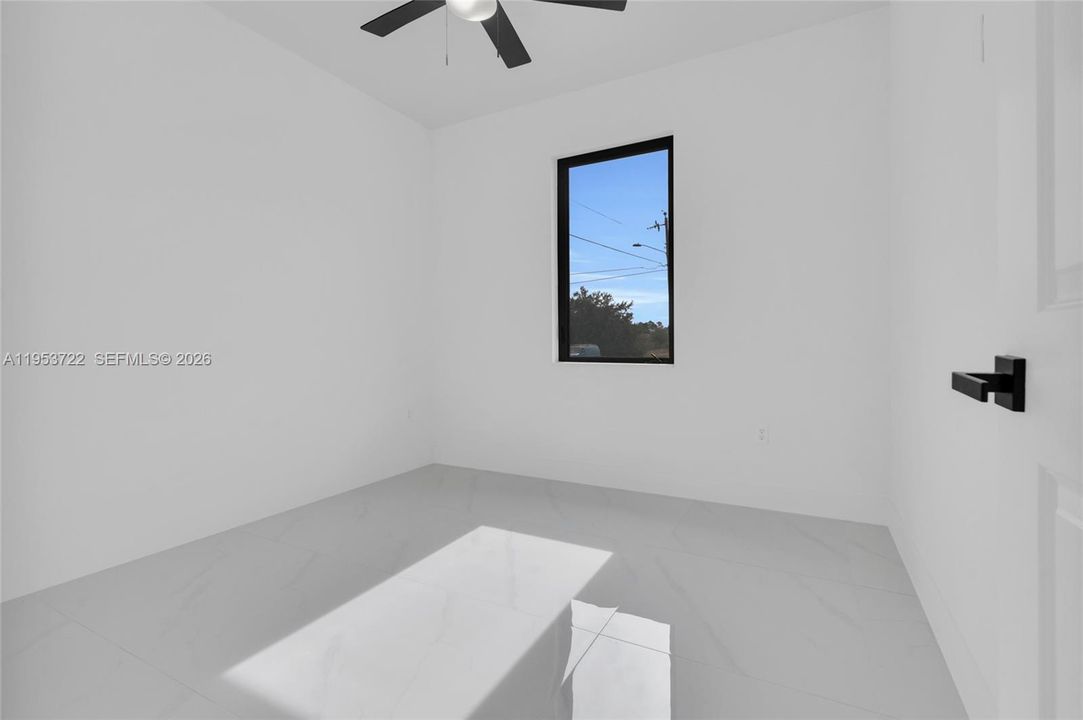 Activo con contrato: $320,000 (3 camas, 2 baños, 1375 Pies cuadrados)