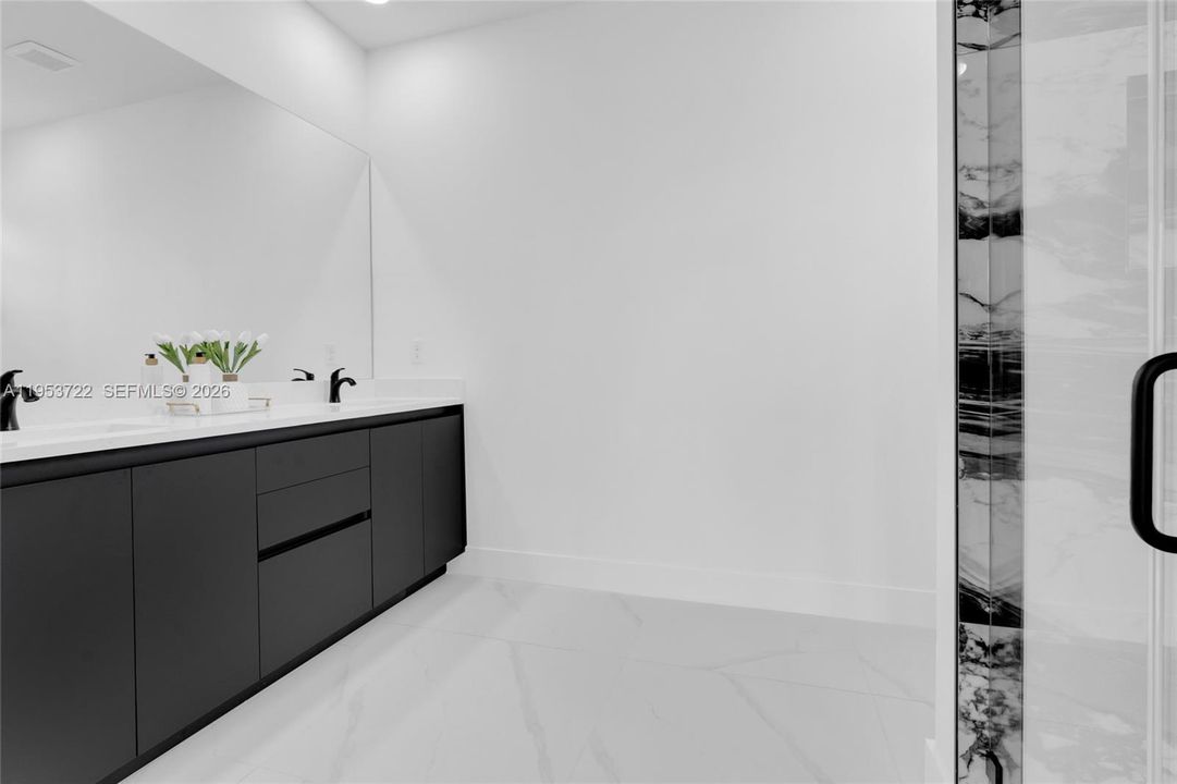 Activo con contrato: $320,000 (3 camas, 2 baños, 1375 Pies cuadrados)