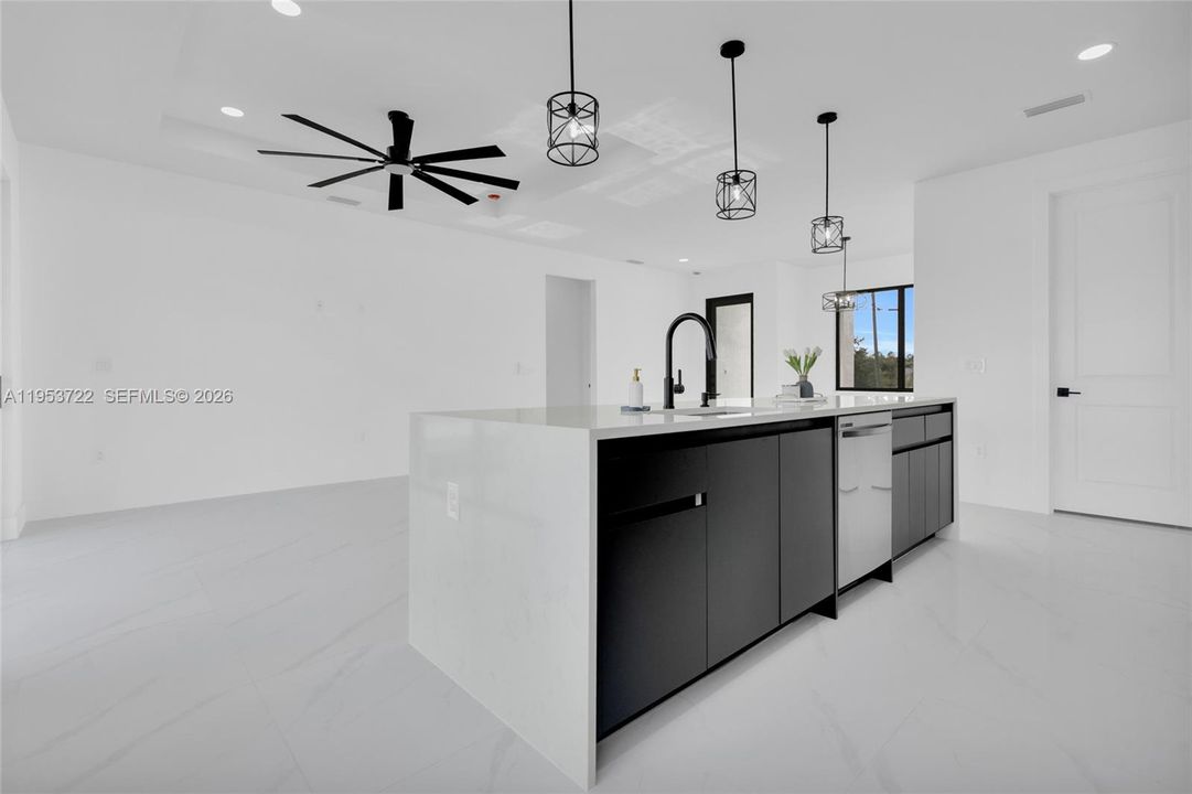 Activo con contrato: $320,000 (3 camas, 2 baños, 1375 Pies cuadrados)