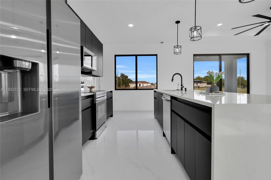 Activo con contrato: $320,000 (3 camas, 2 baños, 1375 Pies cuadrados)