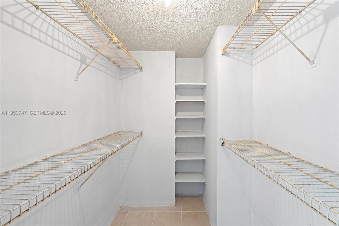 На продажу: $215,000 (1 спален, 1 ванн, 887 Квадратных фут)