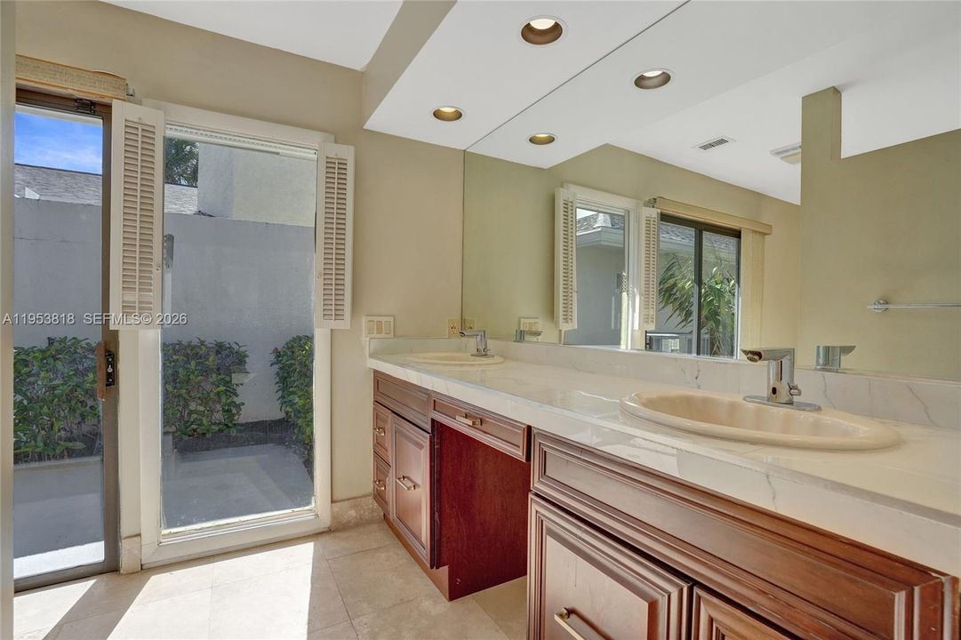 En Venta: $824,950 (2 camas, 2 baños, 2009 Pies cuadrados)