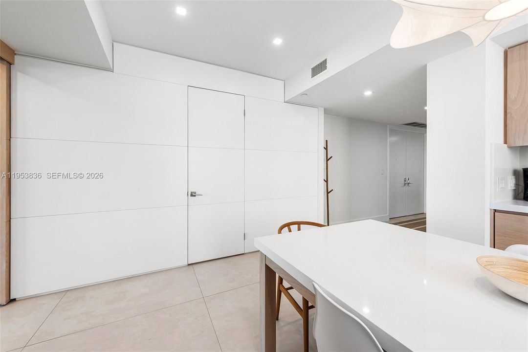 Activo con contrato: $13,500 (2 camas, 2 baños, 2174 Pies cuadrados)