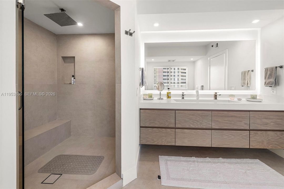 Activo con contrato: $13,500 (2 camas, 2 baños, 2174 Pies cuadrados)