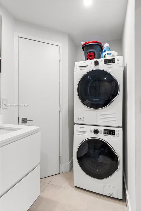 Activo con contrato: $13,500 (2 camas, 2 baños, 2174 Pies cuadrados)
