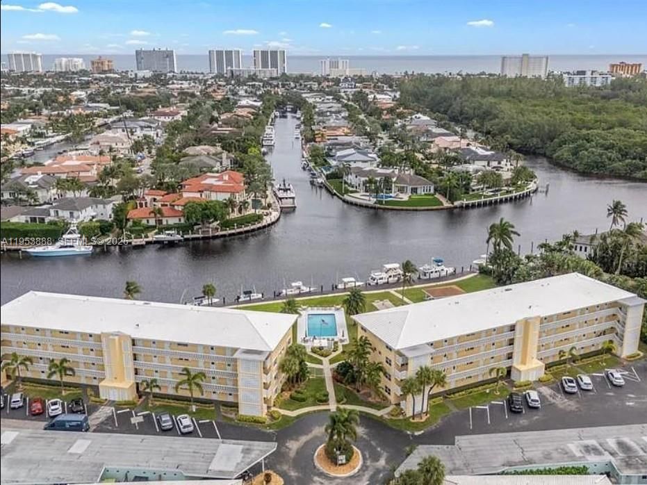 For Sale: $395,000 (2 beds, 2 baths, 993 Square Feet)