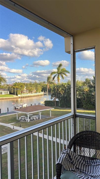 For Sale: $395,000 (2 beds, 2 baths, 993 Square Feet)