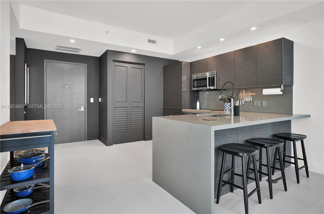 待售: $649,995 (1 贝兹, 1 浴室, 905 平方英尺)