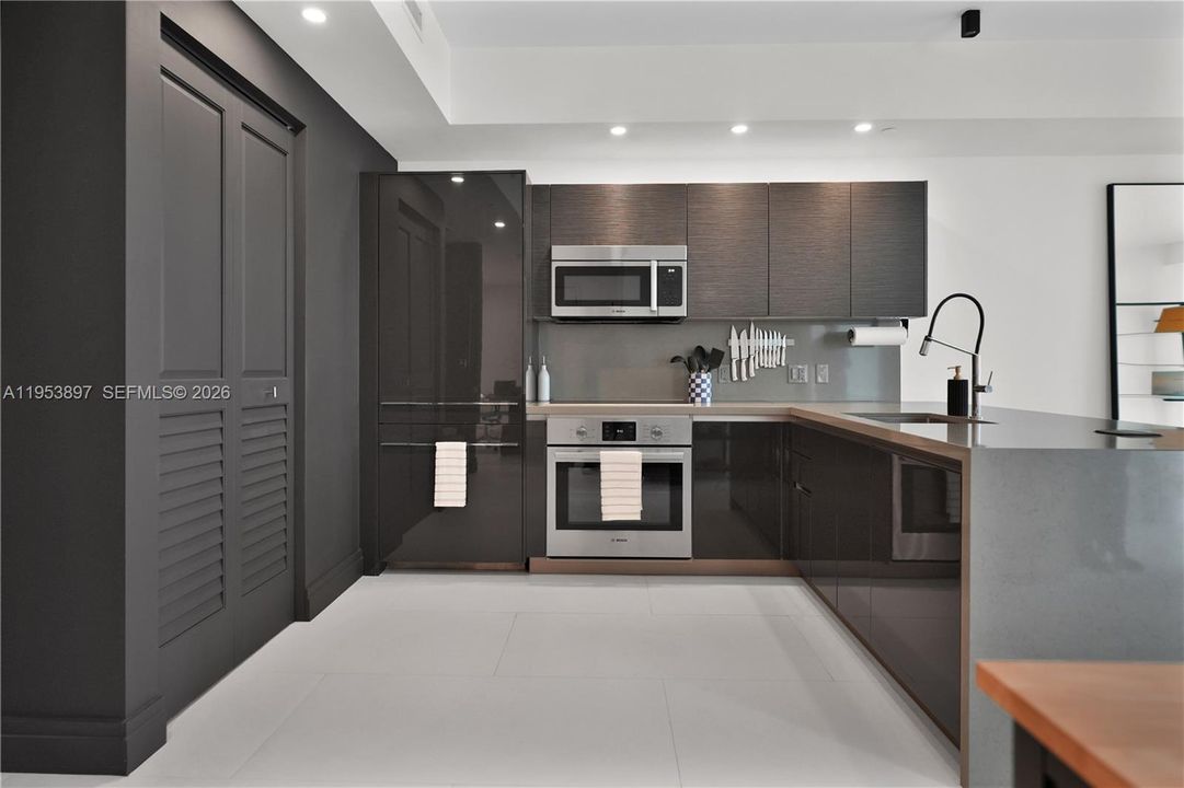 待售: $649,995 (1 贝兹, 1 浴室, 905 平方英尺)