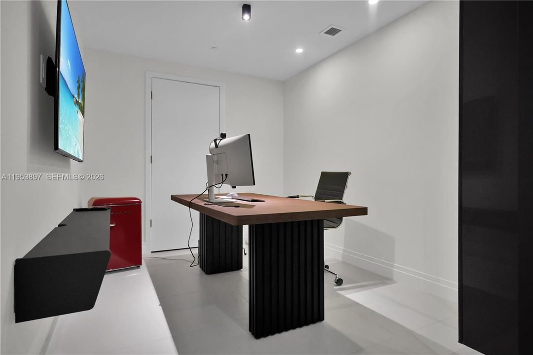 待售: $649,995 (1 贝兹, 1 浴室, 905 平方英尺)