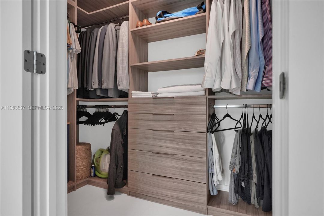 待售: $649,995 (1 贝兹, 1 浴室, 905 平方英尺)