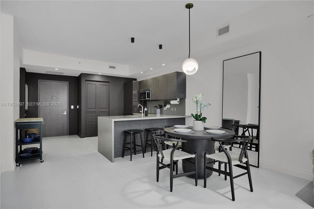 待售: $649,995 (1 贝兹, 1 浴室, 905 平方英尺)