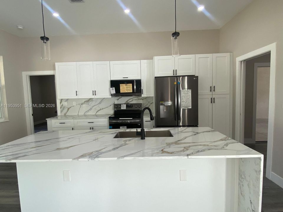 For Sale: $370,000 (3 beds, 2 baths, 1810 Square Feet)